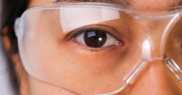 đeo kính bảo vệ mắt