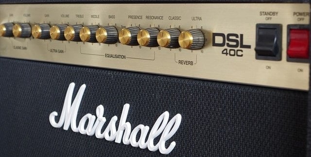 Các núm điều chỉnh trên amplifer Marshall