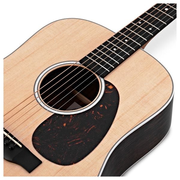 Martin D-13E có mặt top gỗ Sitka Spruce, lưng hông gỗ Siris