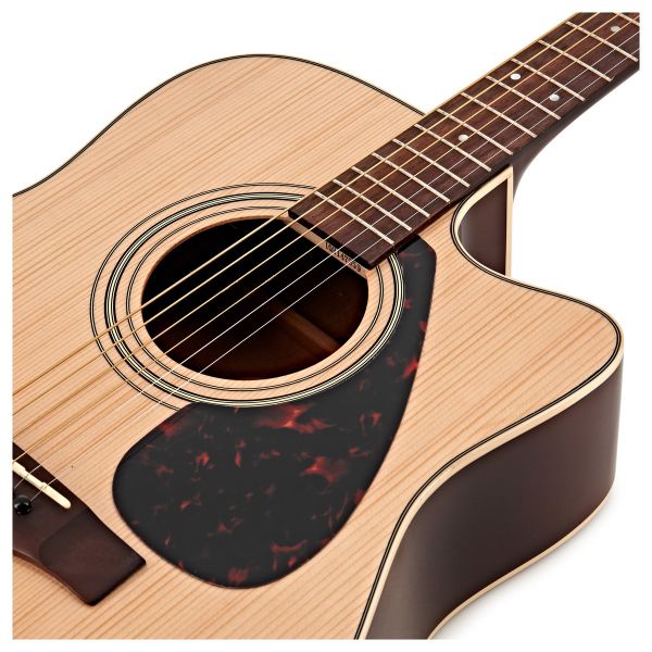 Yamaha FX370C có mặt top gỗ Sitka Spruce, lưng và hông gỗ Nato. Sự kết hợp tonewood này cho âm thanh tuyệt vời