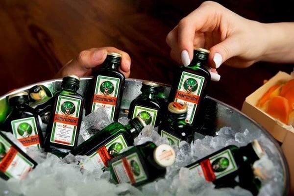 Giá rượu thảo mộc Jagermeister 20ml chính hãng là bao nhiêu?