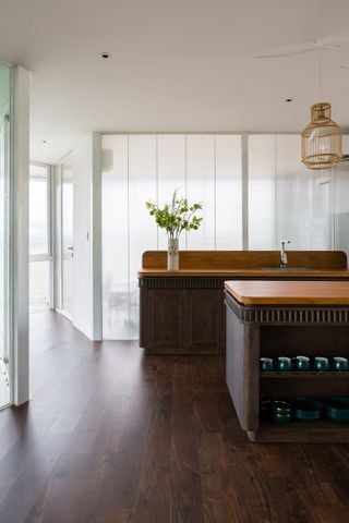 HỆ TỦ BẾP TẠI CÔNG TRÌNH CHIẾC VÒNG CẦU HÔN