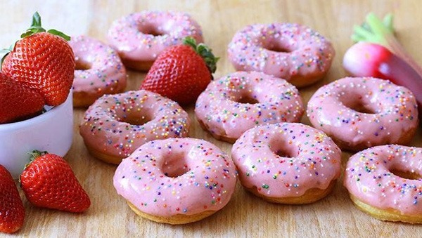 Tự tay làm bánh donut ngọt ngào chỉ với 5 nguyên liệu cực đơn giản