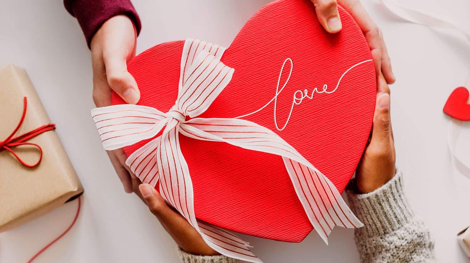 Valentine tặng gì cho bạn gái? 7 món quà khiến nàng mê mẩn