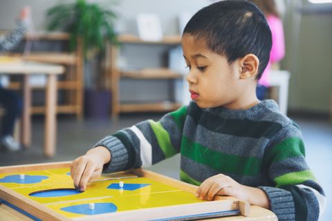 Hướng dẫn sử dụng giáo cụ Montessori Tủ hình học Montessori - Geometric Cabinet