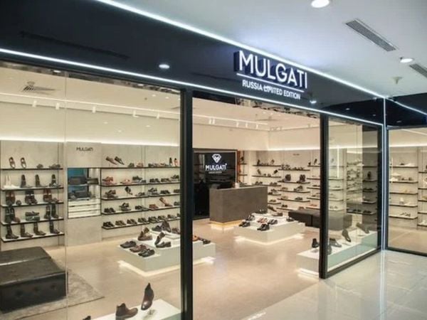 So sánh giày Clarks với giày Mulgati