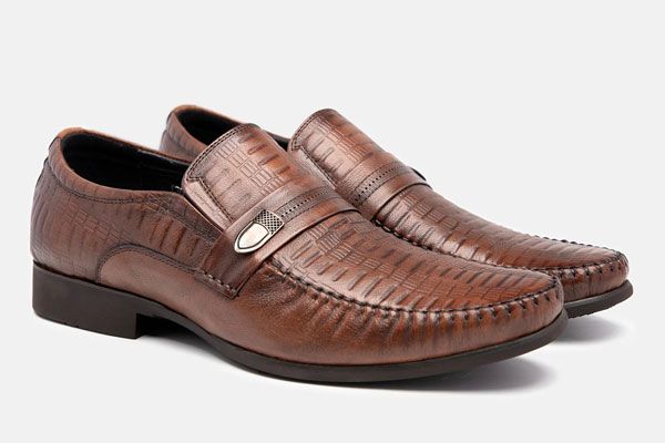 Gợi ý cách phối đồ với giày da nam màu vàng