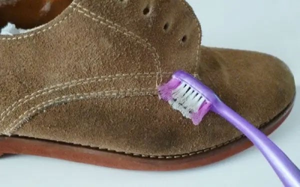Chăm sóc không đúng cách khiến giày da lộn bị xù lông
