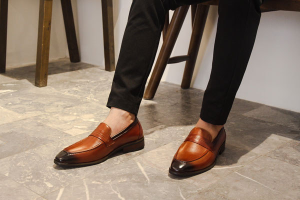 Chọn tất đi cùng giày tây lười