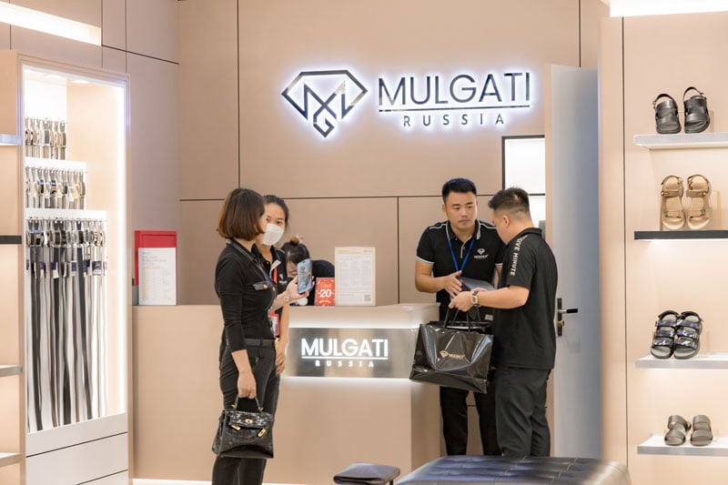 Khách hàng đang mua sắm tại cửa hàng của Mulgati Việt Nam