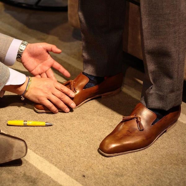 Đi thử giày mẫu để đảm bảo chất lượng, kích thước phù hợp trước khi gửi tới tay khách hàng