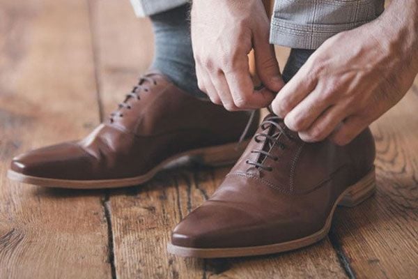 Lợi ích của việc chọn giày da màu vàng