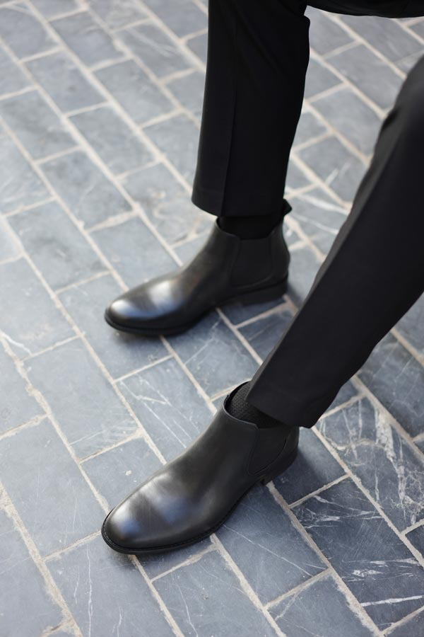 Giày Chelsea boots là một trong những mẫu giày da nam trẻ trung được yêu thích