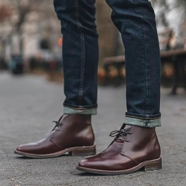 Giày Chukka boots toát lên vẻ cá tính cho các anh chàng