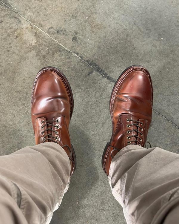 Có nhiều nguyên nhân khiến giày da bị gãy mũi