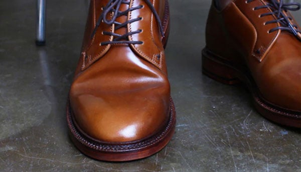 Giày da bị gãy mũi sẽ gặp phải ở hầu hết mọi đôi giày