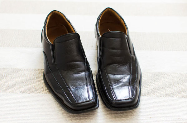 Giày da bị nhăn do có nhiều khoảng trống khi đi giày