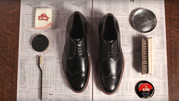 Giày da bị xước do bảo quản không đúng cách