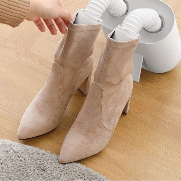 Dùng máy sấy chuyên dụng để làm khô giày da lộn