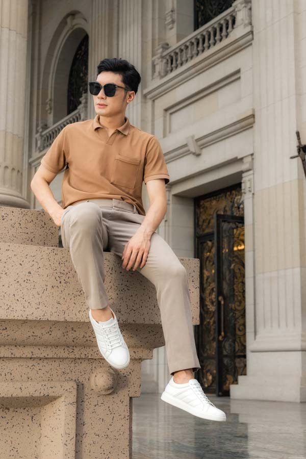 Giày da nam mặc quần tây trẻ trung với áo phông cho một chuyến đi chơi