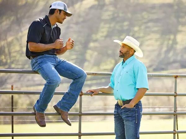 Phối giày da nam mũi vuông cùng quần jean, áo thun