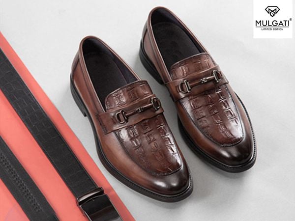 giay-da-nam-di-em-chan