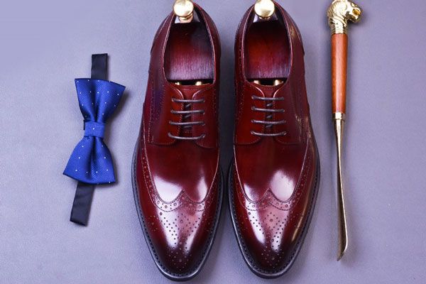 Ưu điểm khi phối đồ cùng một đôi giày da nam màu đỏ