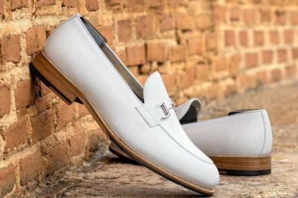 Cách chọn giày lười da trắng phù hợp