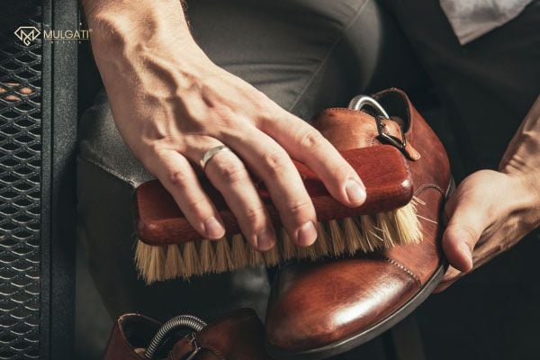 Cách bảo quản giày lười da trơn