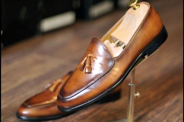 Gợi ý cách phối đồ với giày da nam màu vàng