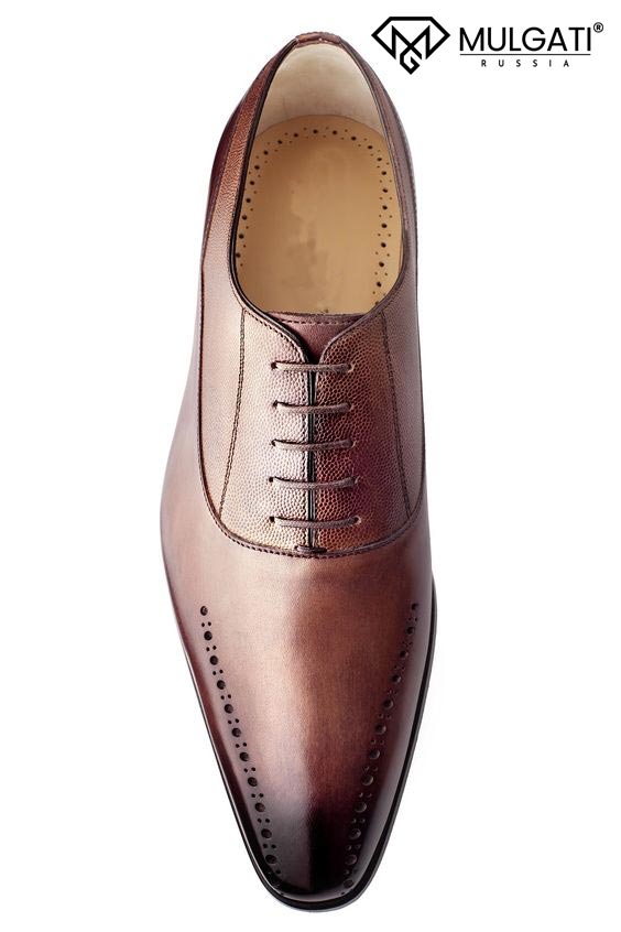 Giày tây Oxford mũi nhọn cùng họa tiết tạo cá tính và phong cách