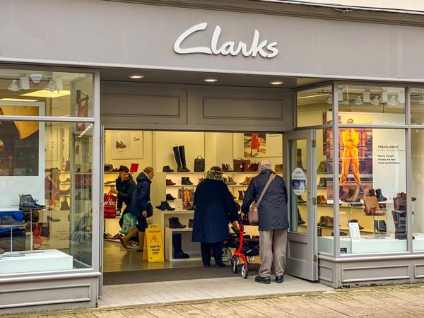 Hãng giày tây nam nổi tiếng Clarks