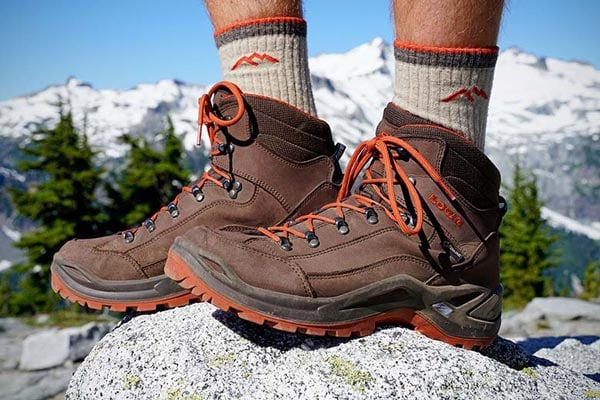 Đôi Hiking boots với thiết kế cực kỳ cứng cáp, chắc chắn