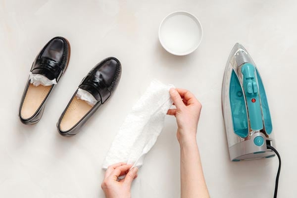 Khắc phục giày da bị gãy mũi bằng bàn là - Đơn giản và hiệu quả