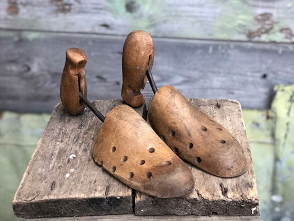 Một chiếc shoe trees vintage làm từ gỗ thô bán thành phẩm