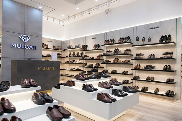 Nhiều mẫu mã giày da nam tại showroom của Mulgati