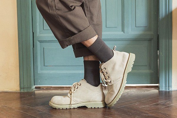 Phối tất theo tone màu của quần để tạo outfit đồng nhất