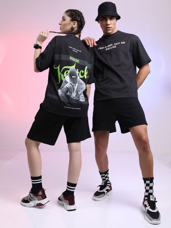 Phối áo phông đen, quần short và mũ đen với sneaker đầy cá tính