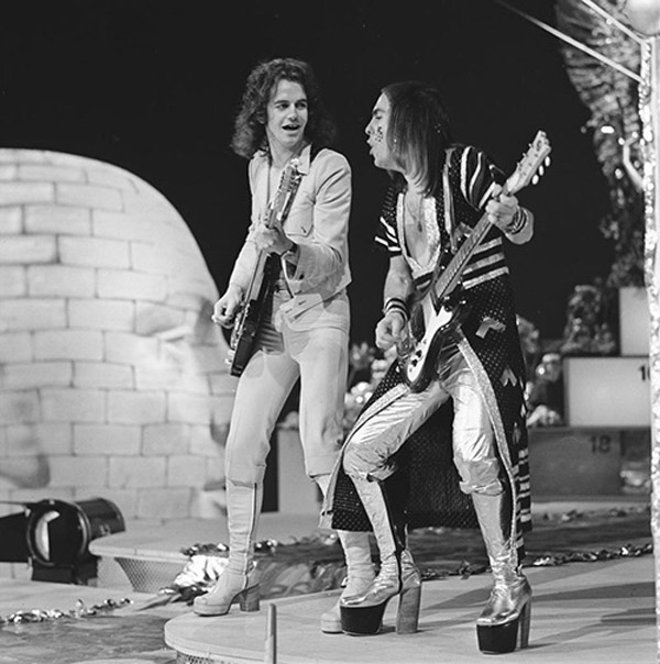 Phong cách thời trang Glam Rock với giày mũi ngắn đế cao