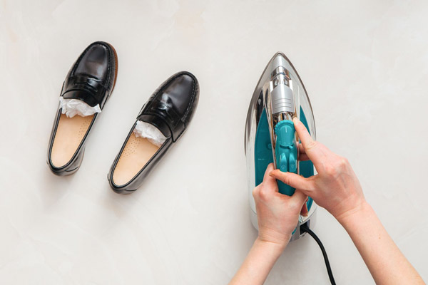 Phục hồi giày da bị nhăn bằng bàn là hơi
