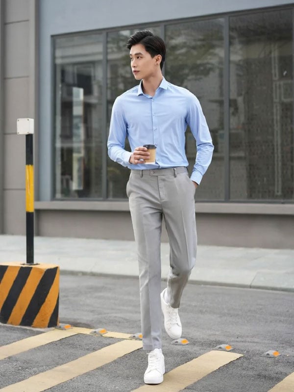 Quần âu phối với áo sơ mi giày thể thao