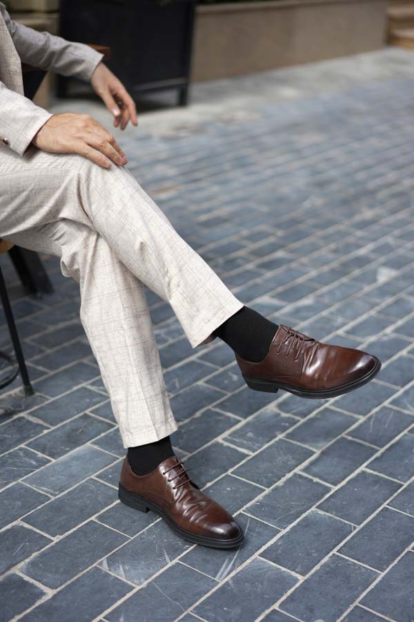 Quần tây màu trắng nên phối với giày da màu trầm thay vì màu nổi bật