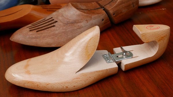 Shoe trees là một công cụ chăm sóc giày rất quan trọng