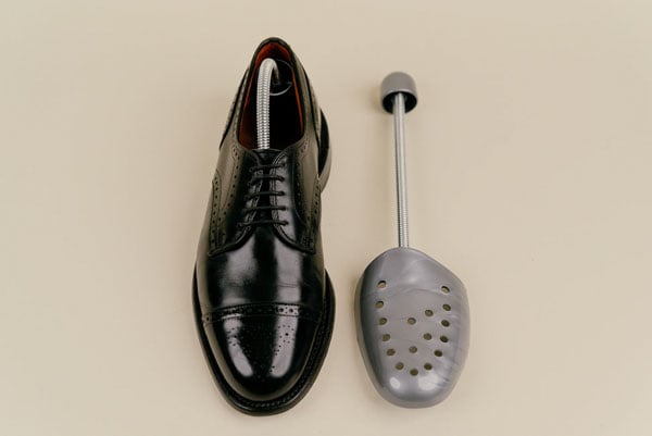Shoe trees lò xo thường làm từ nhựa hoặc kim loại dễ làm giãn giày của bạn
