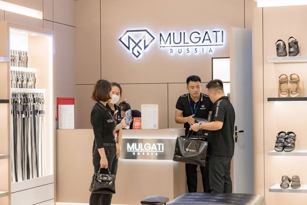 Showroom giày tây nam đế cao của Mulgati tại Long Biên, Hà Nội