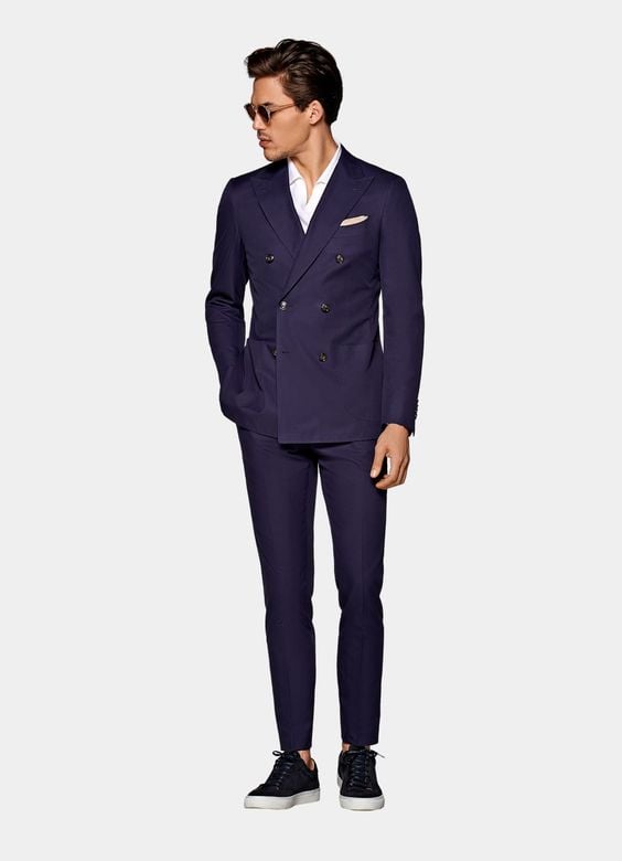 Suit màu xanh navy cũng phối cùng sneaker màu đen