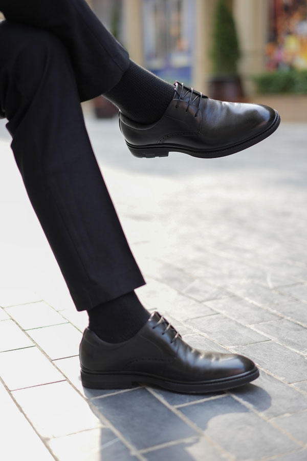 Tất màu đen phối màu an toàn cùng giày tây