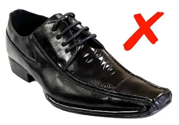 Tránh những đôi giày tây mũi vuông cứng - rất xấu và khó phối đồ