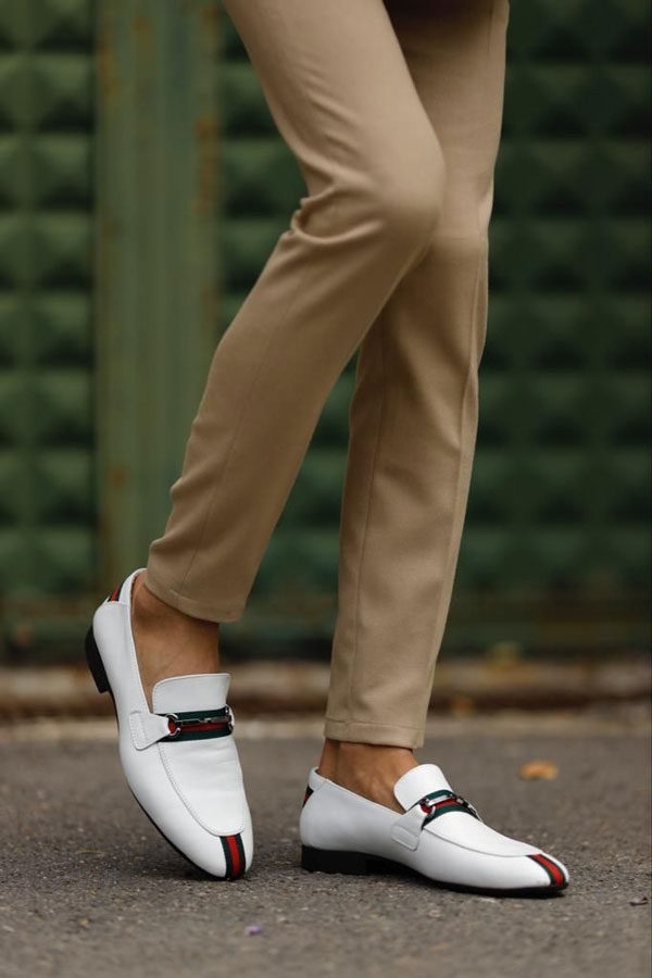 Giày lười nam màu trắng phối cùng quần kaki