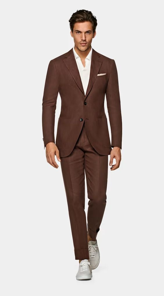 Suit màu nâu cũng phối cùng sneaker xám hoặc trắng